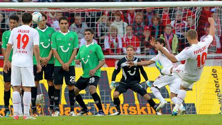 Lukas Podolski verwandelte einen direkten Freistoß zur wichtigen 1:0-Führung gegen die konterstarken Hannoveraner.