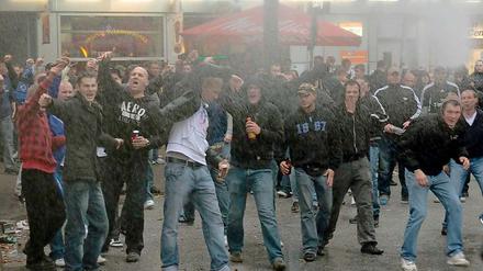 Und dann stehst du im Regen: Trotz Wasserwerfer der Polizei wollen diese HSV-Fans noch nicht nach Hause gehen.