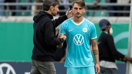 Ein Spieler zu viel Wolfsburgs Trainer Mark van Bommel (l) steht vor der Einwechslung mit Maximilian Philipp zusammen. 