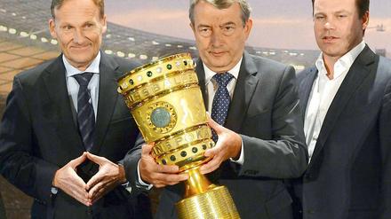 Pokalübergabe im Roten Rathaus. Einen Tag nach dem Spitzenspiel sahen sich Christian Nerlinger und Hans-Joachim Watzke wieder. Der Dortmunder Präsident war bester Laune.