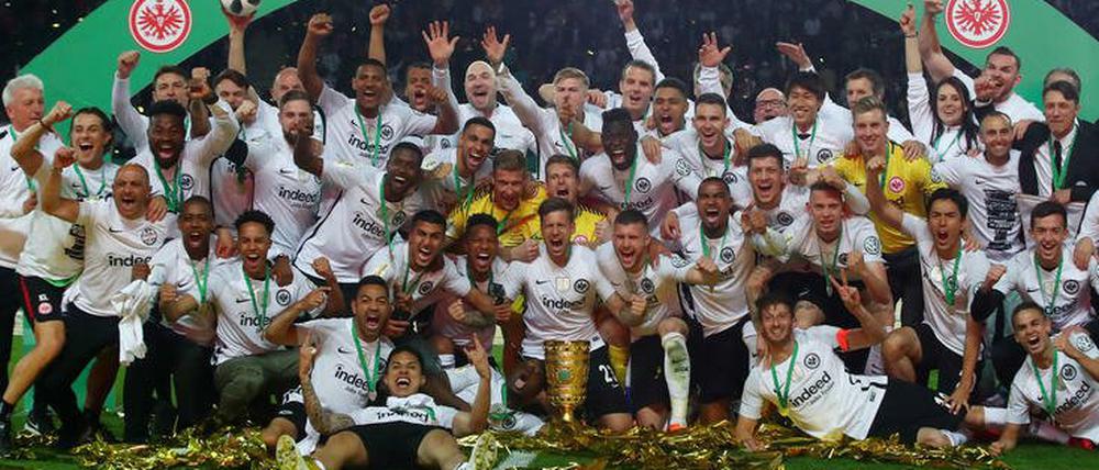 So sehen Sieger aus. Eintracht Frankfurt feiert ihren erster Pokalerfolg seit 30 Jahren.