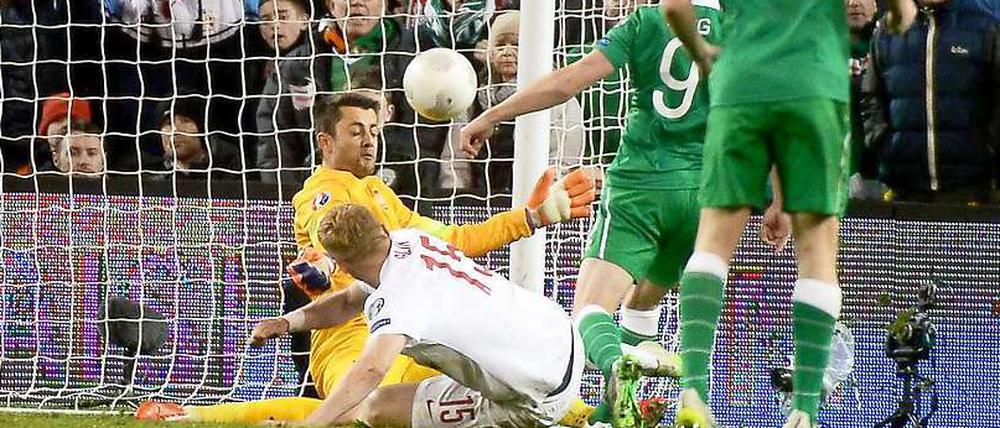 Irlands Shane Long (2.v.r.) lässt Torhüter Lukasz Fabianski von Polen beim Ausgleich keine Chance.