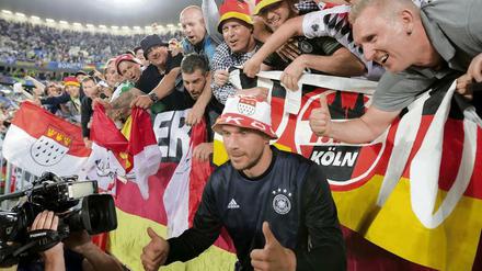 Ein Käfig voller Jecken. Lukas Podolski wird von den Kölner Anhängern immer noch verehrt.