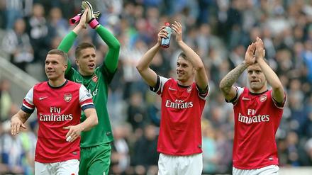 Nummer 9 feiert: Lukas Podolski freut sich mit seinen Mannschaftskameraden über den Einzug in die Qualifikation zur Champions League mit dem FC Arsenal am letzten Spieltag der Premier League in England.