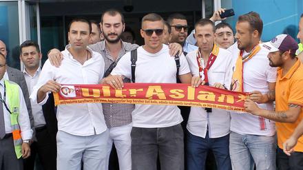 Lukas Podolski wurde von den Galatasaray-Fans stürmisch empfangen.
