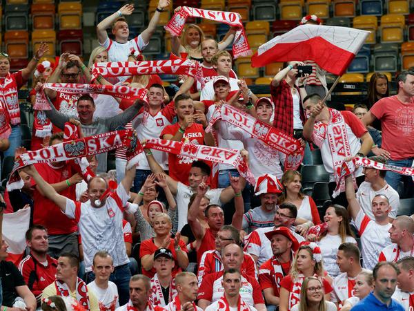 Was für eine Atmosphäre. Die polnische Fans bejubeln den Sieg ihres Teams.