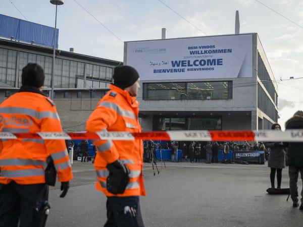 Neue Transparenz? Polizisten sperren das Zürcher Hallenstadion vor dem Wahlkongress der Fifa ab.