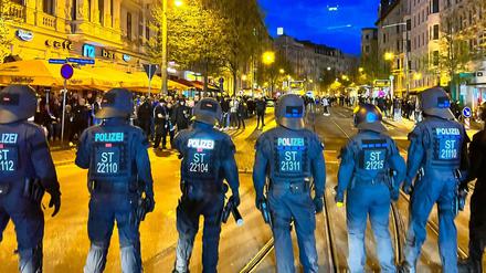 Polizisten stehen in Magdeburg alkoholisierten Fußballfans gegenüber - wie schon bei der Aufstiegsfeier 2018.