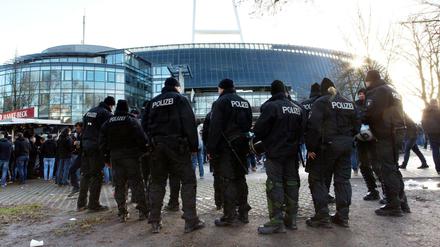 Polizisten vor dem Weserstadion in Bremen. 