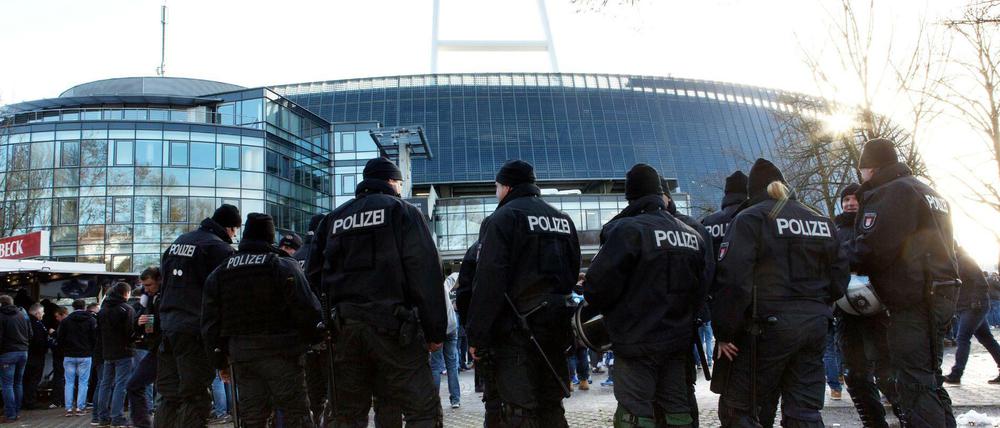 Polizisten vor dem Weserstadion in Bremen. 