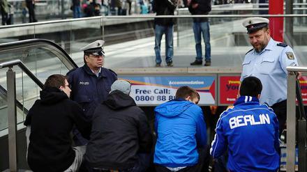 Einzelfälle. Die meisten Hertha-Fans entgingen einer Befragung durch die Polizei.