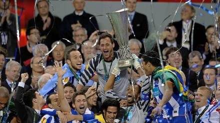 Ein erwarteter Pokal - natürlich freuen sich die Spieler des FC Porto trotzdem.