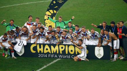 Die Weltmeister von 2014 - mit dem WM-Pokal!