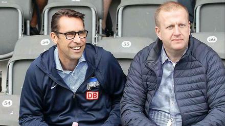 Geschäftsführer unter sich: Ingo Schiller (r.), Geschäftsführer Finanzen bei Hertha BSC, hat unauffällig den Investor KKR an Land gezogen, der Geschäftsführer Sport, Michael Preetz (l.), versucht nun unauffällig einen weiteren Stürmer nach Berlin zu locken.