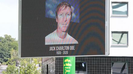 England trauert. Jack Charlton auf einem Stadionbildschirm vor dem Premier-League-Spiel Norwich gegen West Ham.