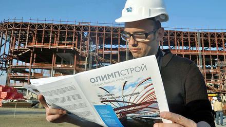Vor den Spielen ist... Ein Bauarbeiter 2011 in Sotschi bei der Zeitungslektüre.