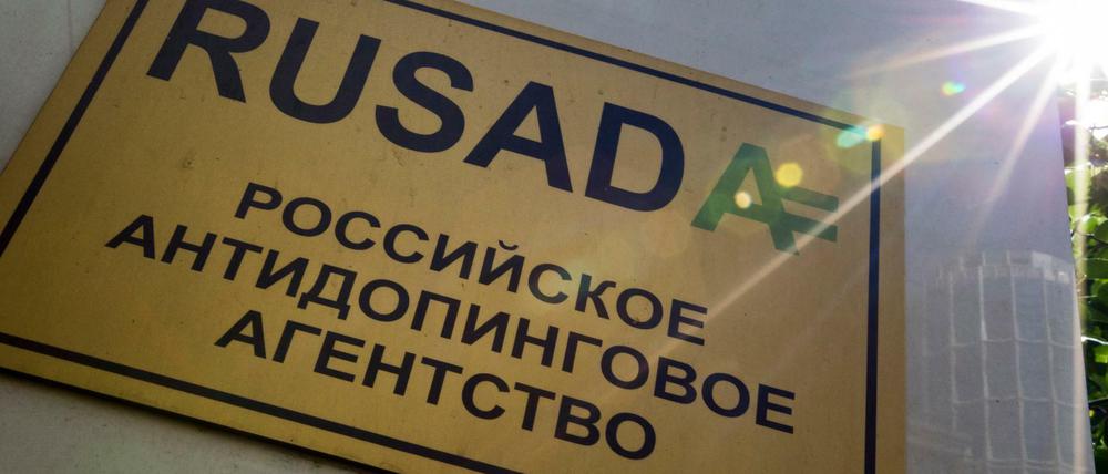 Das Schild ist in jedem Fall nicht gedopt. Die russische Anti-Doping-Agentur Rusada hat ihren Sitz in Moskau.