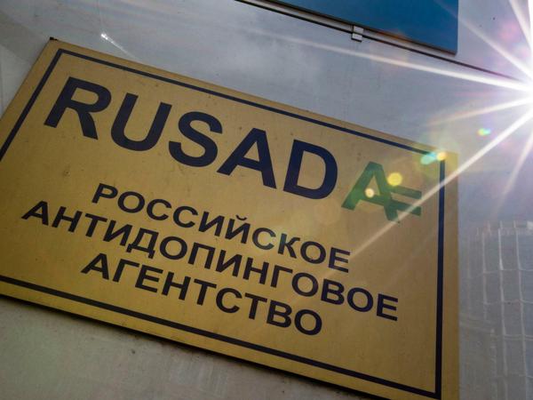 Das Schild ist in jedem Fall nicht gedopt. Die russische Anti-Doping-Agentur Rusada hat ihren Sitz in Moskau.