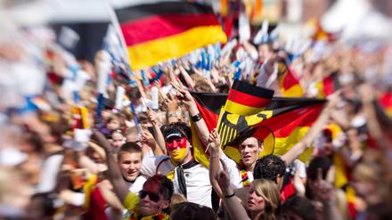 Fans der deutschen Fußball-Nationalmannschaft feiern 2010 beim Public Viewing auf dem Friedensplatz in Dortmund.
