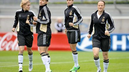 Warmlaufen für den Ernstfall. Die deutschen Frauen starten gegen Kanada in die WM.