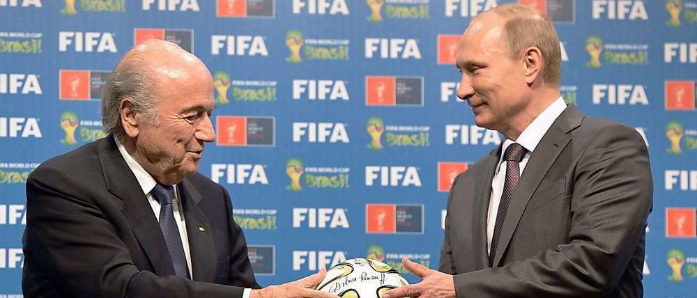 Balla balla! Joseph Blatter (li.) und Wladimir Putin.
