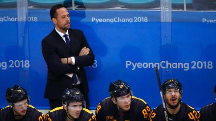 Strenger Blick, Arme verschränkt. Marco Sturm verfolgt gespannt das Olympia-Finale. Spannend ist auch die Frage, ob er bald ein NHL-Team coacht.