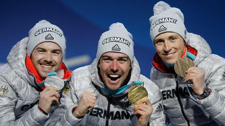 Johannes Rydzek, Fabian Rießle und Eric Frenzel feierten in der Nordischen Kombination von der Großschanze einen Dreifachsieg.