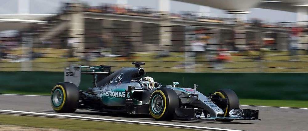 Lewis Hamilton hat sich in Shanghai auch die dritte Pole der Saison gesichert