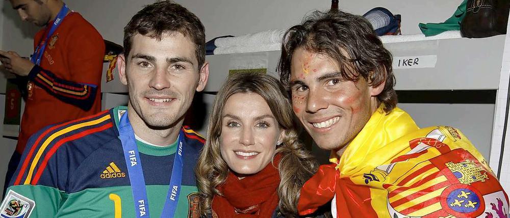 Tennisstar Rafael Nadal (r.) feierte am Sonntag in Johannesburg den WM-Titel mit Torwart Iker Casillas und Prinzessin Letizia.