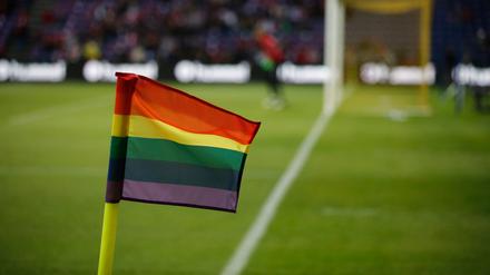 Bei der WM 2022 in Katar sollen Regenbogenflaggen respektiert werden, dabei werden queere Personen weiterhin diskriminiert.