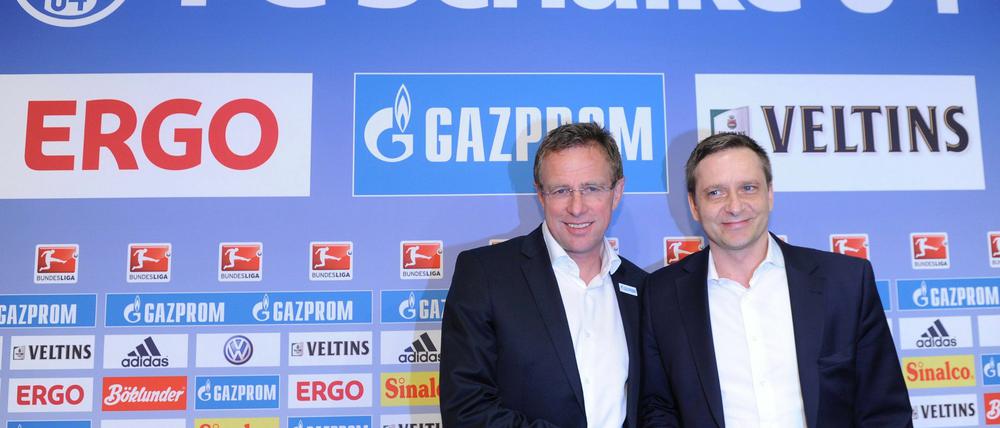Ralf Rangnick (l), neuer Trainer beim Fußball-Bundesligisten FC Schalke 04, und Schalke-Vorstand Horst Heldt.