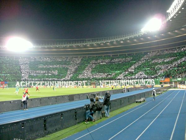 Grün-weiße Wand: Als „Fans mit einem Verein“ – und nicht umgekehrt – sehen sich die Anhänger von Rapid Wien, hier im Europapokalspiel gegen Leverkusen im Oktober 2012.