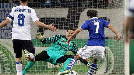 Raul beruhigte mit seinem Tor zum 1:0 auch die letzten Zweifler am Schalker Weiterkommen.