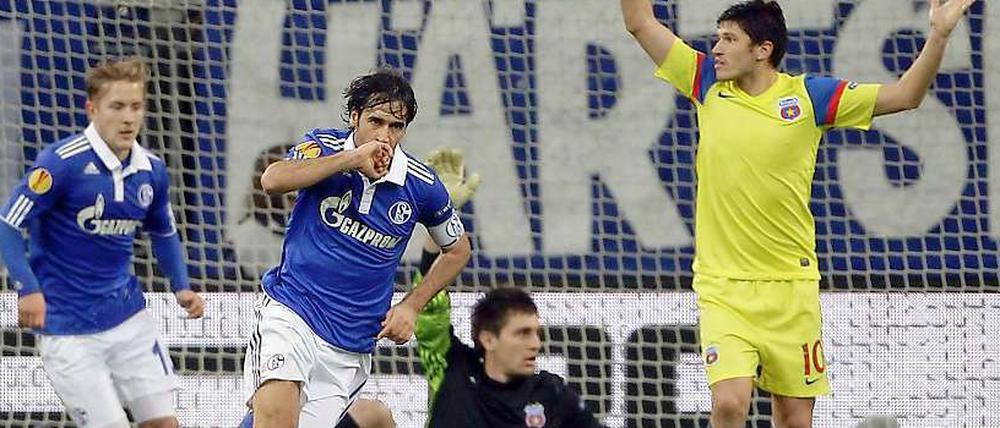 Premiere für Raul. Der Spanier in den Diensten von Schalke 04 trifft erstmals überhaupt in der Europa League. Und sein 2:1 war gleichzeitig der Siegtreffer für sein Team.