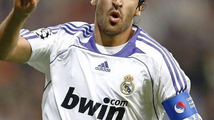 Raúl tauscht das Trikot von Real Madrid gegen das von Schalke 04.