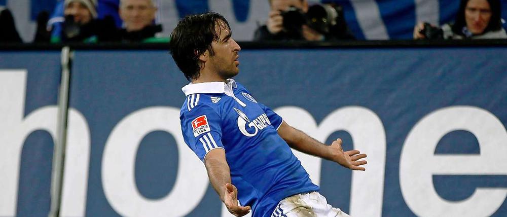 Schalke-Stürmer Raul erzielte die ersten drei Treffer beim 5:0-Heimsieg über werder Bremen.