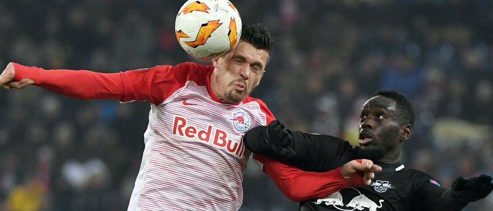 Im Namen der Dose. Salzburgs Zlatko Junuzovic, vormals bei Werder Bremen aktiv, im Duell mit dem Leipziger Jean-Kevin Augustin. 