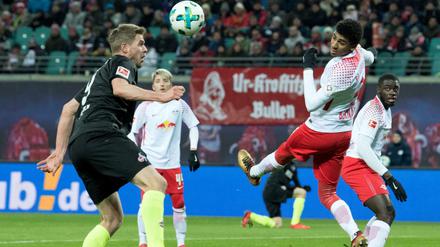 Kopfarbeit. Simon Terrode (l.) und der 1. FC Köln tricksen die Spieler von RB Leipzig aus.