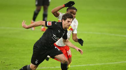 Jonas Hofmann (vorne) ist ein wichtiger Mann für Borussia Mönchengladbach im Spiel gegen den FC Augsburg - auch für den Fall, dass es einen Elfmeter gibt.