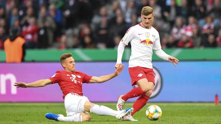 Tabellenführerjagd. Bayerns Joshua Kimmich grätscht gegen Leipzigs Timo Werner.