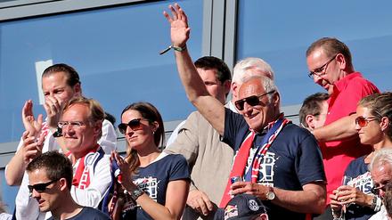Zu welchen Team hält er dann am 29. November. Red-Bull-Gründer Dietrich Mateschitz (r., mit Sonnenbrille). 