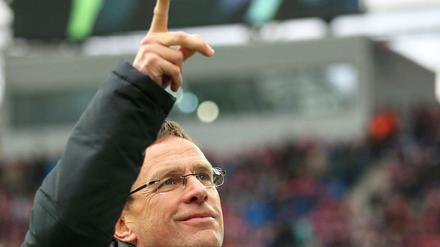 Leipzigs Trainer Ralf Rangnick bejubelt den Sieg seines Teams.
