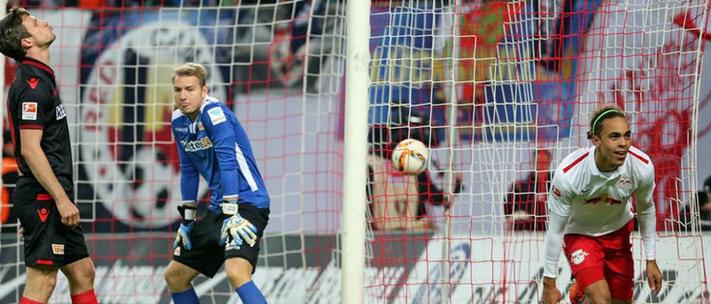 Nichts zu machen. Yussuf Poulsen (r.) hat gerade zum 3:0 für Leipzig getroffen.