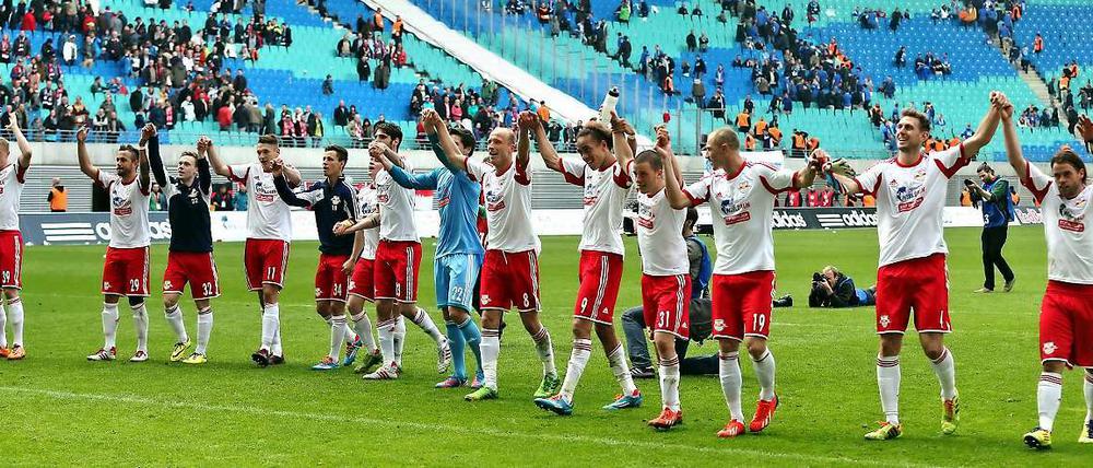 Nah am Ziel: Leipziger Spieler bedanken sich nach ihrem 1:0 Sieg über Darmstadt bei ihren Fans.