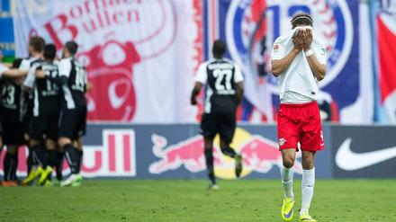 Nach dem Treffer zum 0:3 schlägt Leipzigs Yussuf Poulsen (r.) beide Hände über dem Kopf zusammen.