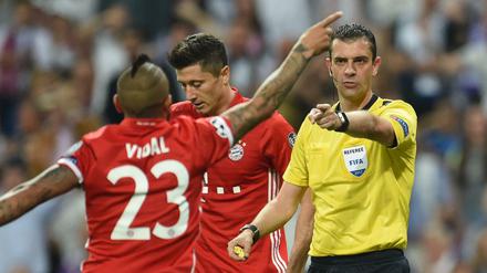Spielentscheidender Mann? Schiedsrichter Viktor Kassai nimmt sich Bayerns Arturo Vidal vor.