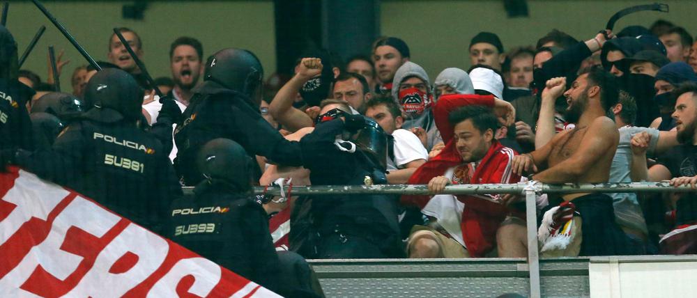 Spanische Polizisten gingen auf der Tribüne gegen Bayern-Fans vor.