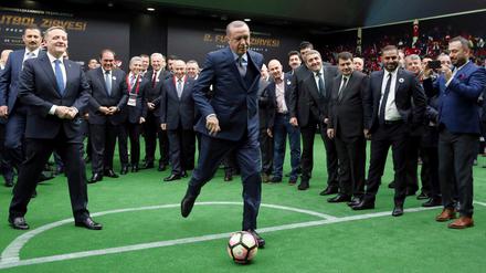 Der türkische Präsident Recep Tayyip Erdogan ist großer Fußballfan und unterstützt die EM-Bewerbung sehr.