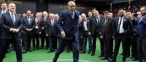 Der türkische Präsident Recep Tayyip Erdogan ist großer Fußballfan und unterstützt die EM-Bewerbung sehr.