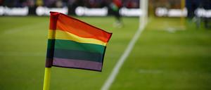 Eine Regenbogenfahne als Zeichen gegen Homophobie dient als Eckfahne (Symbolbild).